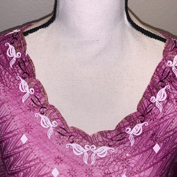 DC Classic Las Vegas Short Sleeve Scalloped V-Neck Pink Glitter Blouse - Picture 6 of 9